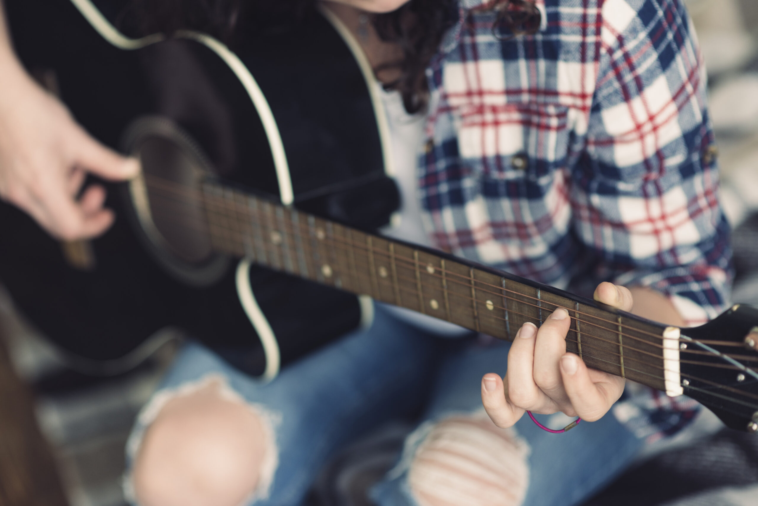 musician-playing-guitar